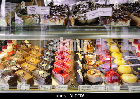 Auswahl an französischen Kuchen hinter einer Glastheke Stockfoto