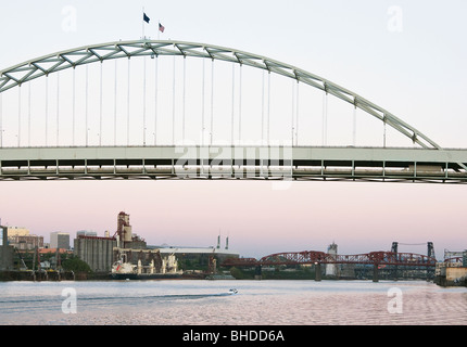 Blick nach Westen bei Sonnenuntergang an der Fremont Bridge in Portland, Oregon mit der Broadway-Brücke und der Stahlbrücke in der Ferne. Stockfoto