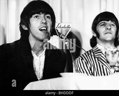 Harrison, George, 25.2.1943 - 29.11.2001, britischer Musiker und Sänger, mit Ringo Starr, Pressekonferenz, Beatles Bravo Blitz Tour, München, 24.6.1966,
