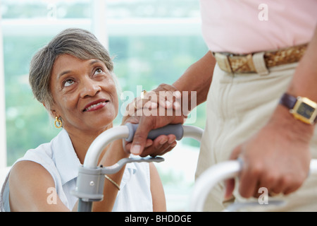 Afrikanerin Förderung Mann mit walker Stockfoto