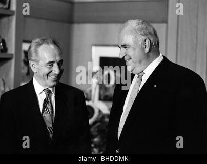 Kohl, Helmut, * 3.4.1930, deutscher Politiker (CDU), Bundeskanzler 4.10.1982 - 26.10.1998, mit dem israelischen Außenminister Shimon Peres, Bundeskanzler, Bonn, 23.3.1994, Stockfoto