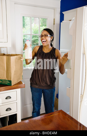 Afrikanerin entladen Lebensmittel in der Küche Stockfoto