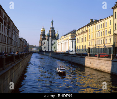 Moyka Kanal zeigt die Kirche des Erlösers auf Auferstehungskirche, Sankt Petersburg, nordwestliche Region, Russland Stockfoto