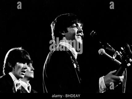 McCartney, Paul, * 18.6.1942, britischer Sänger und Musiker, (The Beatles), halbe Länge, Gesang, im Konzert, 1966, 1960er Jahre, Auftritt, Performance, auf der Bühne, John Lennon, George Harrison, Stockfoto