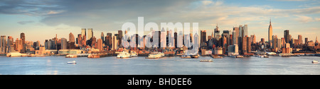 Skyline von New York sehen in der Dämmerung aus New Jersey Stockfoto