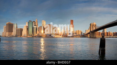 Skyline von Manhatten und Brooklyn Bridge gesehen von Long Island Stockfoto