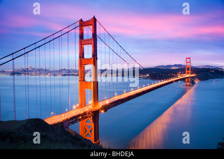 Golden Gate Bridge und die Skyline von San Francisco angesehen in der Abenddämmerung Stockfoto