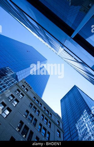 Niedrigen Winkel Ansicht der Wolkenkratzer im Zentrum von Manhattan, New York City, NY, USA Stockfoto