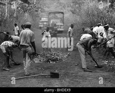 Geografie/Reisen, Kongo, Simba-Aufstand 1964 - 1965, Einheimische füllen Fallstricke auf einer Straße, in der Nähe von Paulis, Provinz Orientale, januar 1965, Stockfoto