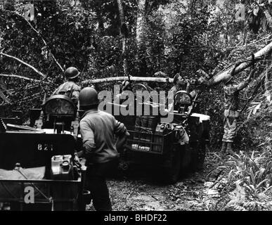 Geographie/Reisen, Kongo, Simba-Aufstand 1964 - 1965, Söldner, die einen Straßenblock im Dschungel beseitigen, November 1964, Stockfoto