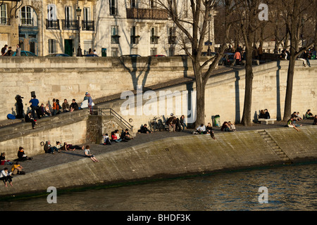 Menschen, die Sonnen am Ufer der Seine, Paris, Frankreich Stockfoto