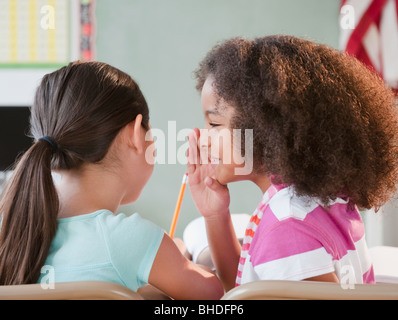 Schulmädchen Freund Flüstern Stockfoto