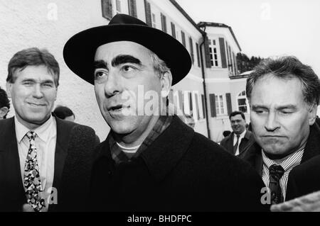 Waigel, Theo, * 24.4.1939, deutscher Politiker (CSU), Bundesfinanzminister, halbe Länge, als Don Camillo, mit Michael Glos und Erwin Huber, 1992, Stockfoto