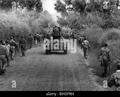 Geografie/Reisen, Kongo, Ereignisse, Simba-Aufstand 1964 - 1965, Soldaten der nationalen Armee, die nach Mahagi, Provinz Orientale, vorrücken, Dezember 1964, Stockfoto