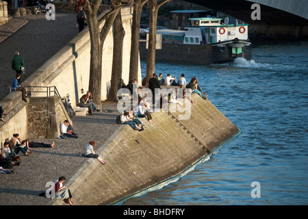 Menschen, die Sonnen am Ufer der Seine, Paris, Frankreich Stockfoto