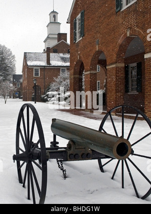 Die alten Fairfax County Virginia Courthouse im Schnee mit einer Kanone im Vordergrund. Stockfoto