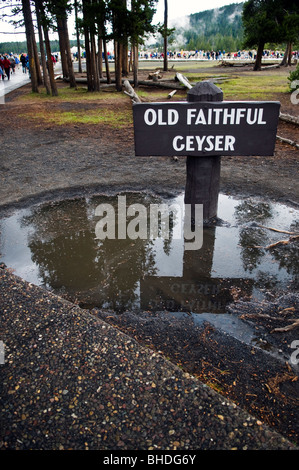 Yellowstone-Nationalpark, das Zeichen auf dem Fußweg für Old Faithful Geysir, direkt nach einem Regenguss Sommer. Stockfoto