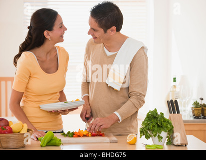 Hispanische paar kochen Stockfoto