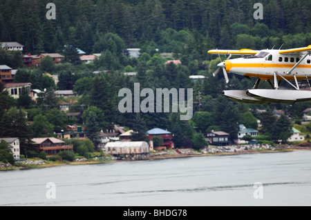 Juneau, Alaska, ein Sightseeing-Flugzeug Landung im Gastineau Channel. Stockfoto