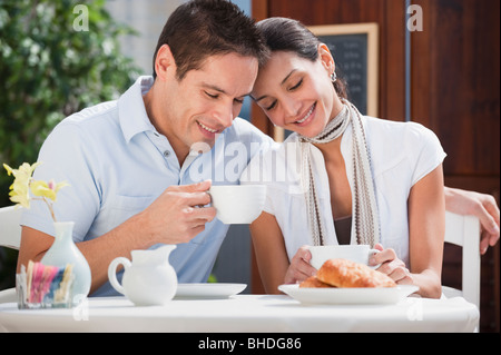Hispanische paar beim Frühstück im café Stockfoto