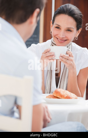 Hispanische paar beim Frühstück im café Stockfoto