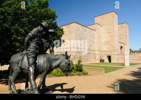 CANBERRA, Australien - Statue von Simpson und sein Esel an der Australian War Memorial in Canberra, Australian Capital Territory, Australien. John (Jack) Simpson Kirkpatrick (6. Juli 1892. - 19. Mai 1915 im Alter von 23) war eine Bahre Träger mit der Australischen und Neuseeländischen Armee Korps in der Schlacht von Gallipoli im Ersten Weltkrieg Nach der Landung am Anzac Cove am 25. April 1915, erhielt er einen Esel, und begann, die verwundeten britischen Empire Soldaten von der Front zum Strand, für die Evakuierung. Er setzte diese Arbeit für dreieinhalb Wochen, oft unter Feuer, bis er getötet wurde. Simpson und sein Esel sind ein wichtiger Teil der Stockfoto