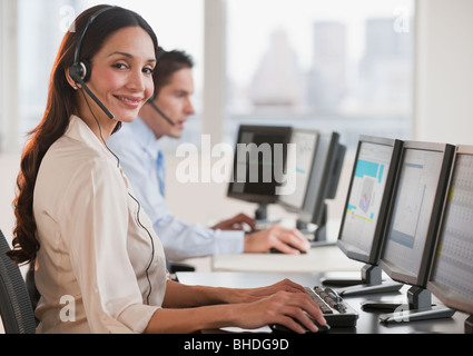 Hispanische Geschäftsfrau arbeiten am computer Stockfoto