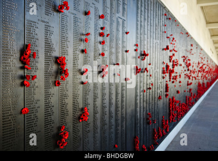 CANBERRA, Australien - Mauer zum Gedenken an diejenigen, die im Militärdienst Australiens gestorben sind. Die roten Mohnblumen sind eine traditionelle Hommage. Australian war Memorial in Canberra, ACT, Australien das Australian war Memorial in Canberra ist ein nationales Denkmal zur Erinnerung an die militärischen Opfer, die Australier in verschiedenen Konflikten der Geschichte gebracht haben. Stockfoto