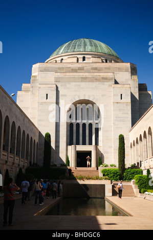 CANBERRA, Australien - Grabmal des Unkrähen Soldaten am Australian war Memorial in Canberra, ACT, Australien das Australian war Memorial in Canberra ist ein nationales Denkmal, das den militärischen Opfern der Australier in verschiedenen Konflikten der Geschichte gedenkt. Stockfoto