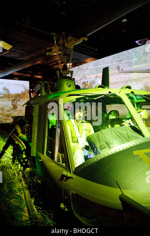 Vietnam war Helicopter Australian war Memorial Canberra Australien // CANBERRA, Australien — Ein Hubschrauber aus der Zeit des Vietnamkriegs wird am Australian war Memorial in Canberra, Australian Capital Territory, ausgestellt. Das Australian war Memorial wurde 1941 gegründet und ist Australiens Nationaldenkmal für die Opfer von Australiern, die in allen Kriegen, Konflikten und Friedensmissionen gedient und gestorben sind. Das umfassende Museum beherbergt umfangreiche militärische Sammlungen, darunter Flugzeuge, Fahrzeuge und Artefakte aus der australischen Militärgeschichte, wobei der Schwerpunkt auf die Involvität des Landes liegt Stockfoto