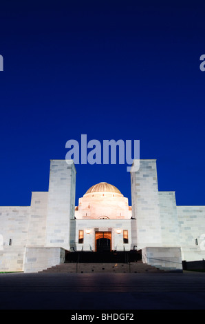 CANBERRA, Australien – das Australian war Memorial in Canberra, ACT, beleuchtet bei Nacht. Dieses Nationaldenkmal erinnert an die militärischen Opfer, die Australier in verschiedenen Konflikten im Laufe der Geschichte gebracht haben. Die Gedenkstätte ist eine Hommage an diejenigen, die zur Verteidigung ihres Landes dienten und starben. Stockfoto