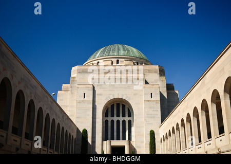 CANBERRA, Australien - Grabmal des Unkrähen Soldaten am Australian war Memorial in Canberra, ACT, Australien das Australian war Memorial in Canberra ist ein nationales Denkmal, das den militärischen Opfern der Australier in verschiedenen Konflikten der Geschichte gedenkt. Stockfoto