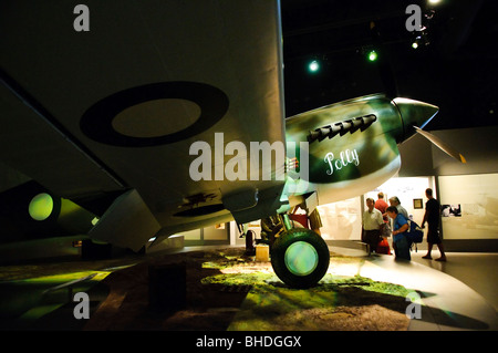 Curtiss P-40E Kittyhawk Aircraft Australian war Memorial Canberra Australien // CANBERRA, Australien — Ein Curtiss P-40E Kittyhawk Kampfflugzeug mit dem Spitznamen „Polly“ (Seriennummer A29-133) wird am Australian war Memorial ausgestellt. Dieses historische Flugzeug diente während des Zweiten Weltkriegs mit der No. 75 Squadron der Royal Australian Air Force, hauptsächlich in Milne Bay, Papua-Neuguinea von 1942 bis 43. Das Flugzeug wurde ursprünglich von Flight Lieutenant Bruce 'Buster' Brown geflogen, der es nach seiner Freundin benannte, später beteiligte es sich an der Verteidigung der Milne Bay gegen japanische Luftangriffe. Nach dem Ruhestand aus Ser Stockfoto