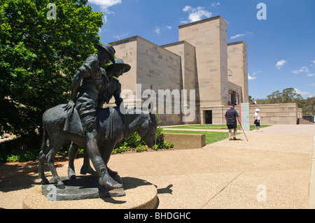 Simpson and His Donkey Statue Australian war Memorial Canberra // CANBERRA, Australien – die Statue of Simpson and His Donkey steht am Australian war Memorial in Canberra, ACT. John 'Jack' Simpson Kirkpatrick (1892–1915), ein Träger der ANZAC-Truppen während des Gallipoli-Feldzugs des Ersten Weltkriegs, benutzte einen Esel, um verwundete Soldaten von der Frontlinie zu Evakuierungspunkten in Anzac Cove nach der Landung am 25. April 1915 zu transportieren. Für dreieinhalb Wochen, oft unter feindlichem Feuer, setzte Simpson diese lebensrettende Arbeit bis zu seinem Tod im Alter von 23 Jahren fort und wurde zu einer ikonischen Figur in Stockfoto