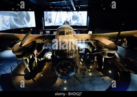 Lancaster Bomber Australian war Memorial Canberra Australia // CANBERRA, Australien — Ein Lancaster Bomber-Flugzeug wird am Australian war Memorial in Canberra, Australian Capital Territory, ausgestellt. Der Bomber, einer von nur 17 überlebenden Lancastern weltweit, repräsentiert die Art schwerer Bomber, die von den Besatzungen der Royal Australian Air Force während des Zweiten Weltkriegs über Europa geflogen wurden. Das Australian war Memorial, das 1941 gegründet wurde, ist eine national bedeutsame Einrichtung, die an die Opfer von Australiern erinnert, die in verschiedenen militärischen Konflikten im Laufe der Geschichte dienten. Die Gedenkstätte verbindet sich Stockfoto