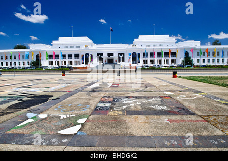 CANBERRA, Australien - der Aborigines Zelt Botschaft auf Parkes am Old Parliament House in Canberra. Die Aborigines Zelt Botschaft ist eine umstrittene, semi-permanenten Assemblage behauptet, die politischen Rechte der Aborigines zu vertreten. Es ist eine große Gruppe von Aktivisten, Zeichen, und Zelte, die auf dem Rasen Old Parliament House in Canberra, die australische Hauptstadt. Stockfoto