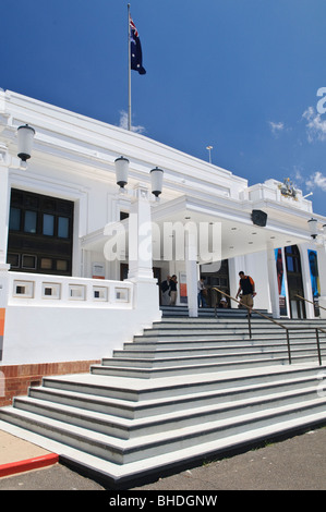 CANBERRA, Australien - Schritte am Haupteingang des Old Parliament House in Canberra, Australien. Das Gebäude ist heute ein Museum der australischen Demokratie gewidmet. Stockfoto