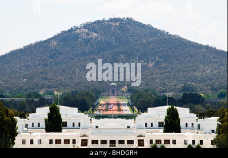 CANBERRA, Australien - Blick auf Old Parliament House, die Australian War Memorial, und Mt Ainslee von der Oberseite des Neuen Parliament House in Canberra. Stockfoto
