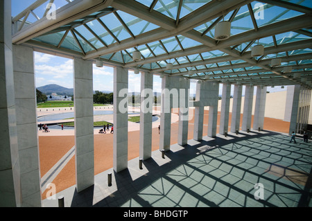 CANBERRA, Australien - Parlament ist der Treffpunkt des Parlaments von Australien. Es ist in Canberra, der Hauptstadt Australiens. Es wurde am 9. Mai 1988 von Königin Elisabeth II., Königin von Australien.[1] Seine für den Bau wurden über $ 1,1 Mrd. eröffnet. Zum Zeitpunkt der Konstruktion Es war das teuerste Gebäude in der südlichen Hemisphäre. Vor 1988, das Parlament von Australien met in der vorläufigen Parlament, die jetzt als "Old Parliament House" bekannt. Stockfoto