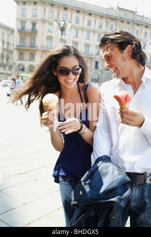 Paar essen Eiscreme-Kegel Stockfoto