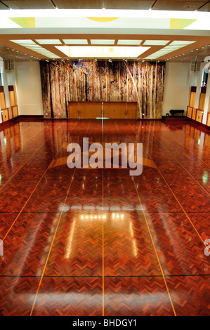 CANBERRA, Australien - Der öffentliche Zugang zum Parlament öffnet sich in einem großen Foyer in die Große Halle mit einem Wandteppich auf einem Gemälde von Arthur Boyd, dessen Original basiert auch auf Anzeige im Gebäude führen. Funktionen, die parlamentarischen und föderalen Relevanz oft hier stattfinden, aber die Große Halle ist auch offen für Funktionen für die allgemeine Öffentlichkeit, wie Hochzeiten, und das in der Nähe der Universität von Canberra hosts Abschlussfeier hier. Stockfoto