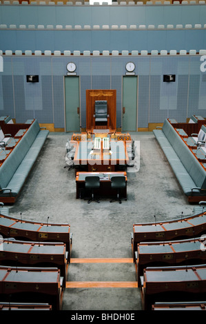 CANBERRA, Australien - In einer Reflexion der Farbgebung des britischen Unterhauses, das Repräsentantenhaus ist in Grün gehalten. Allerdings ist die Farbe stummgeschaltet ist die Farbe von eukalyptusblättern vorschlagen. Das Parlament ist der Treffpunkt des Parlaments von Australien. Es ist in Canberra, der Hauptstadt Australiens. Es wurde am 9. Mai 1988 von Königin Elisabeth II., Königin von Australien.[1] Seine für den Bau wurden über $ 1,1 Mrd. eröffnet. Zum Zeitpunkt der Konstruktion Es war das teuerste Gebäude in der südlichen Hemisphäre. Vor 1988, das Parlament von Australien met Stockfoto