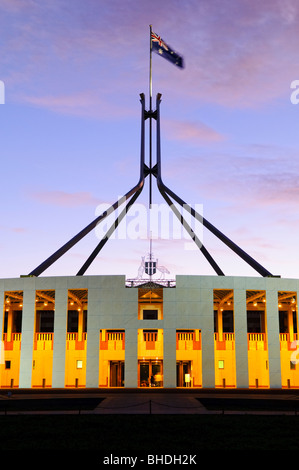 CANBERRA, Australien - Parlament ist der Treffpunkt des Parlaments von Australien. Es ist in Canberra, der Hauptstadt Australiens. Es wurde am 9. Mai 1988 von Königin Elisabeth II., Königin von Australien.[1] Seine für den Bau wurden über $ 1,1 Mrd. eröffnet. Zum Zeitpunkt der Konstruktion Es war das teuerste Gebäude in der südlichen Hemisphäre. Vor 1988, das Parlament von Australien met in der vorläufigen Parlament, die jetzt als "Old Parliament House" bekannt. Stockfoto