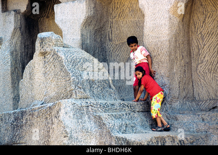 Kinder spielen-monolithische Rathas in Mahabalipuram; Mamallapuram, Tamil Nadu. Stockfoto