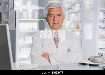 Hispanische Apotheker in Drogerie Stockfoto