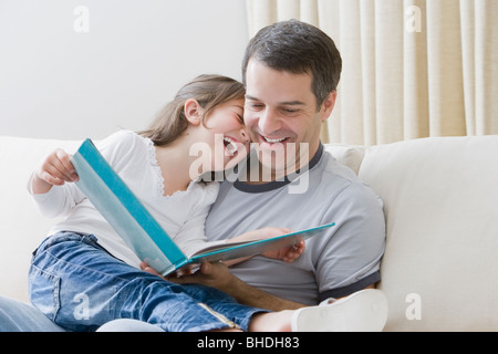 Lesebuch der hispanischen Vater Tochter Stockfoto