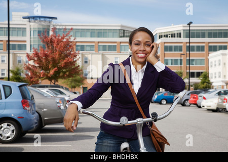 Afroamerikanische Frau sitzen auf dem Fahrrad Stockfoto