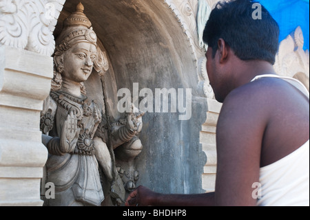 Inder erstellen konkrete Tempel Gottheit Skulpturen auf einen hinduistischen Tempel Dach. Andhra Pradesh, Indien Stockfoto