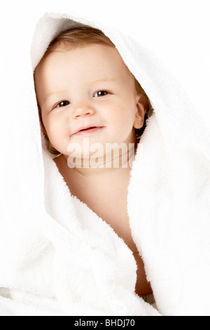Studioportrait von Baby Boy In Handtuch gewickelt Stockfoto