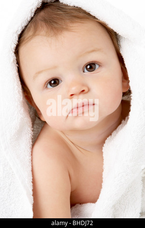 Studioportrait von Baby Boy In Handtuch gewickelt Stockfoto